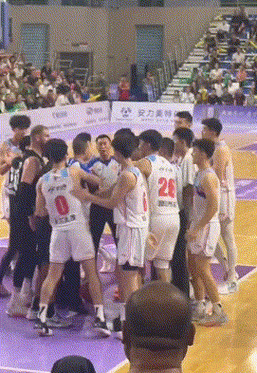 篮球打架冲突群殴合集,篮球打架冲突群殴合集视频